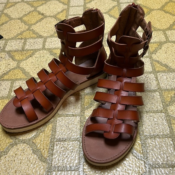 Mossimo Supply Co. Shoes - EUC Mossimo faux leather sandals